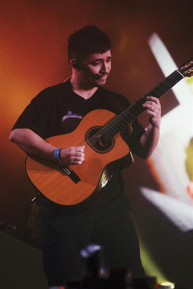 Carlos Jr. tocando violão