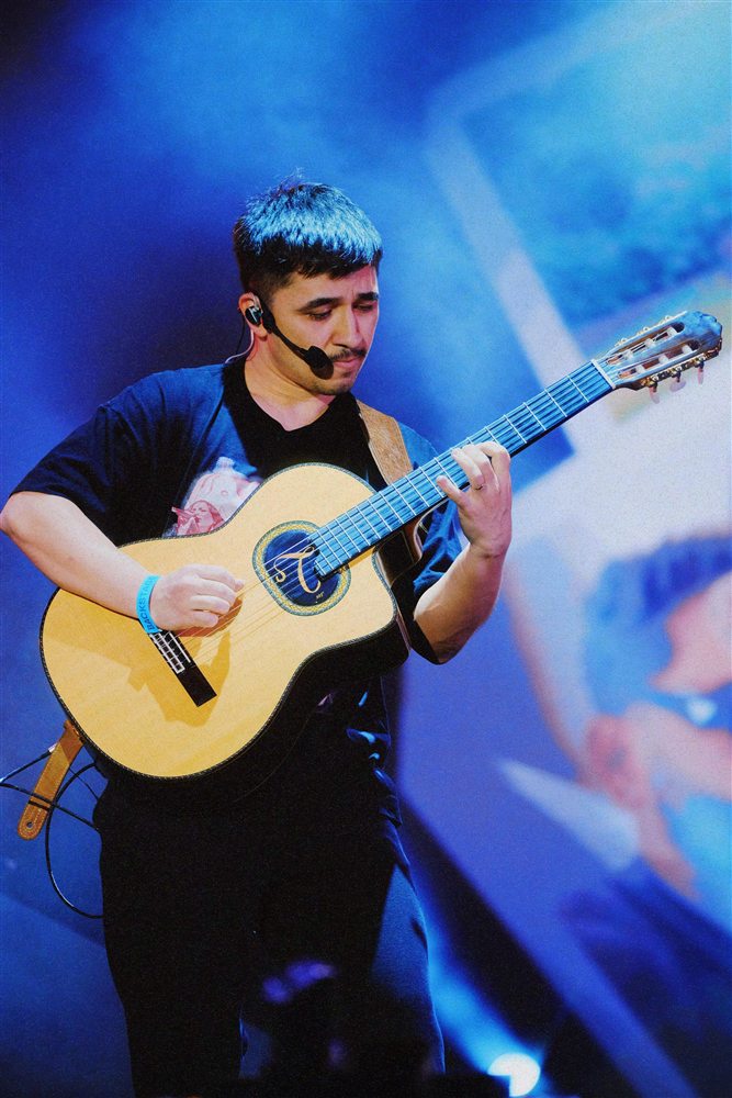 Carlos Jr. tocando violão