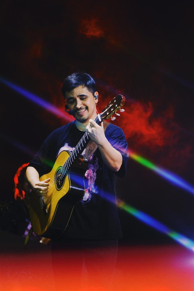 Carlos Jr. tocando violão